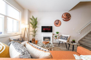 Bali Style Home - King Bed - Fireplace - Jacuzzi - Fast Wi-Fi - Free Netflix & Garage Parking